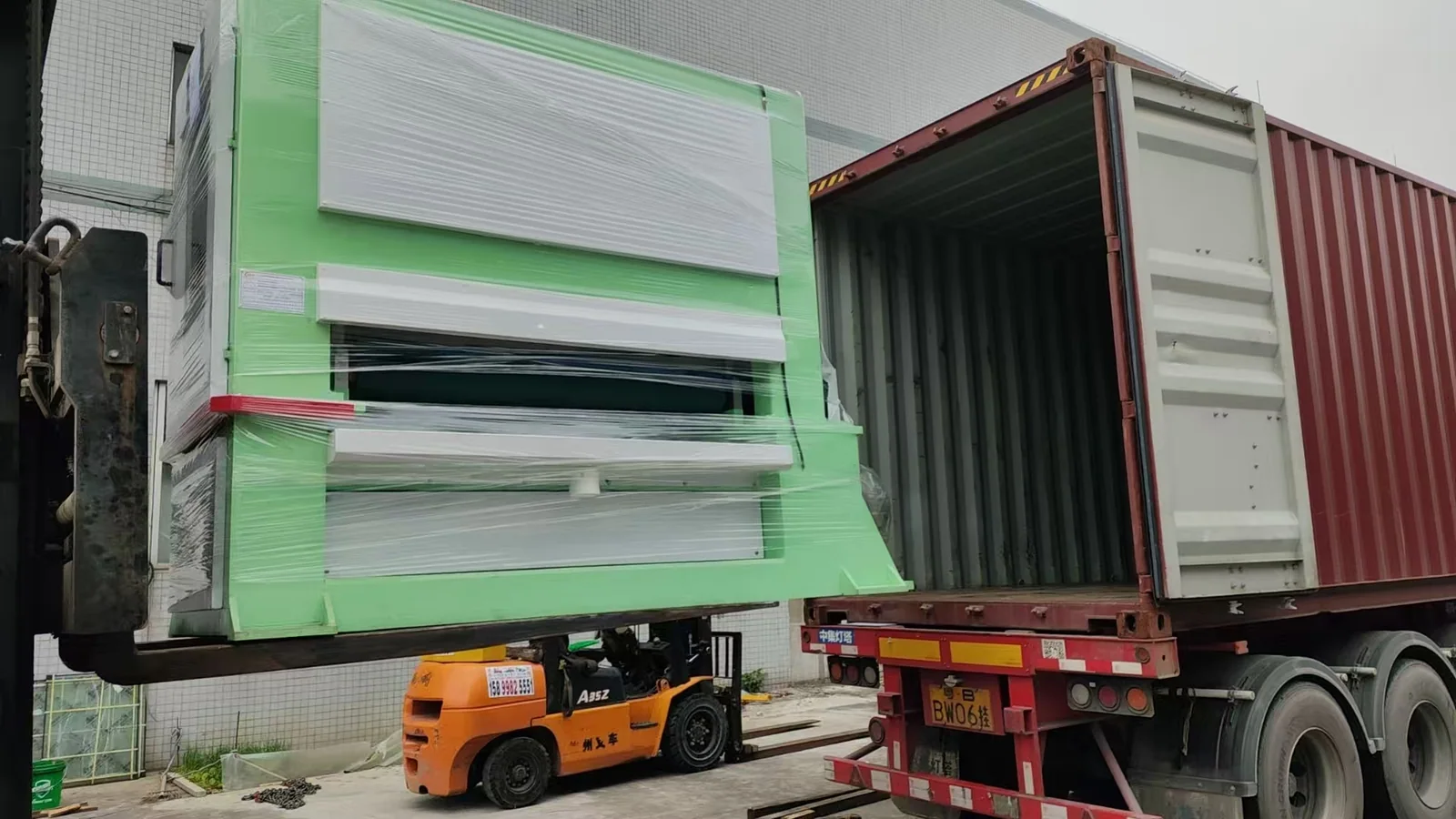 1600mm coil-to-coil polishing and grinding line being loaded into a shipping container for Vietnam