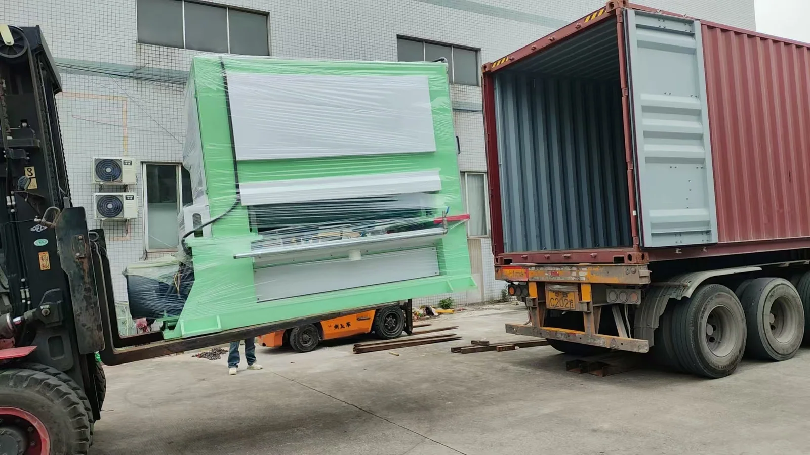 Main polishing unit at the container during loading in Foshan